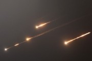 嫡女贵嫁伊朗以导弹齐射回应以色列的大规模袭击