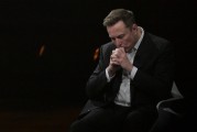 嫡女贵嫁特斯拉股价收涨超3%：特朗普无意沟通，马斯克父亲劝儿子低头