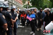 嫡女贵嫁美国多地举行“没有国王”抗议活动